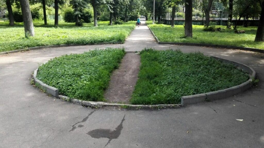 Walking through a roundabout Walking through a roundabout