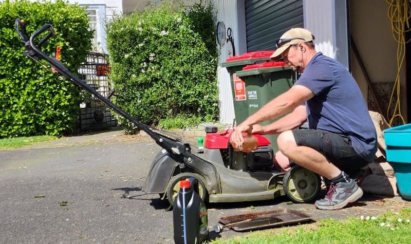 how much oil to put in a lawn mower